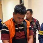 Edward Peratin (perangkat desa) di Kabupaten Pesisir Barat, Lampung saat Diringkus Subdit III Tipikor Ditreskrimsus Polda Lampung