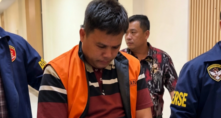 Edward Peratin (perangkat desa) di Kabupaten Pesisir Barat, Lampung saat Diringkus Subdit III Tipikor Ditreskrimsus Polda Lampung